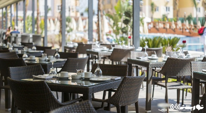 نمایی ار رستوران فضای باز هتل